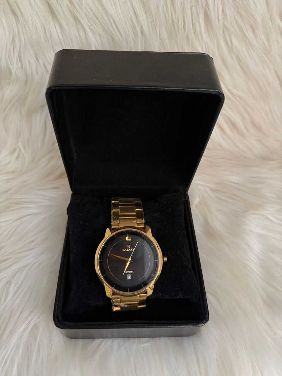 Gold Minimalist Analog Watch